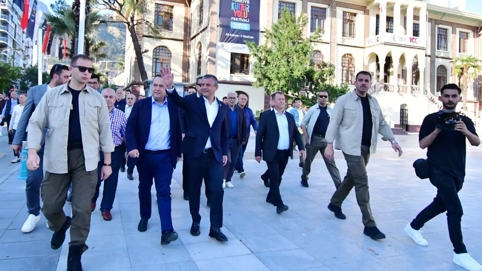 Özgür Özel bayram namazının ardından hemşerileriyle selamlaştı