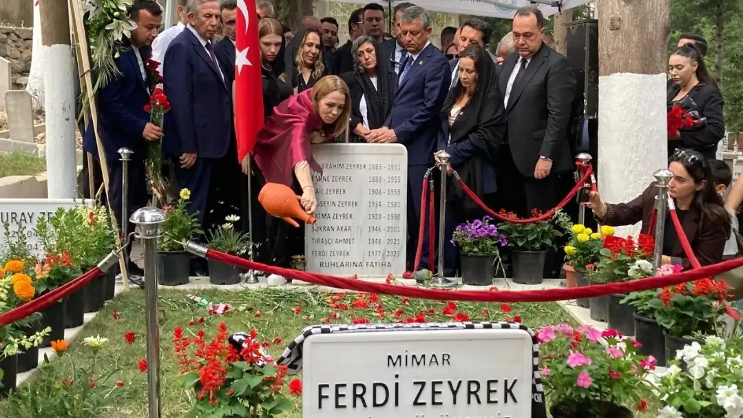 Özgür Özel, Ferdi Zeyrek'in mezarını ziyaret etti