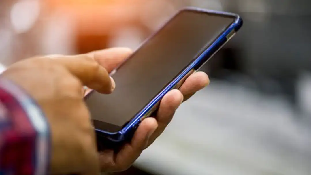 Yargıtay'dan emsal karar: Şirket telefonundaki mesajları okuyan patron tazminat ödeyecek