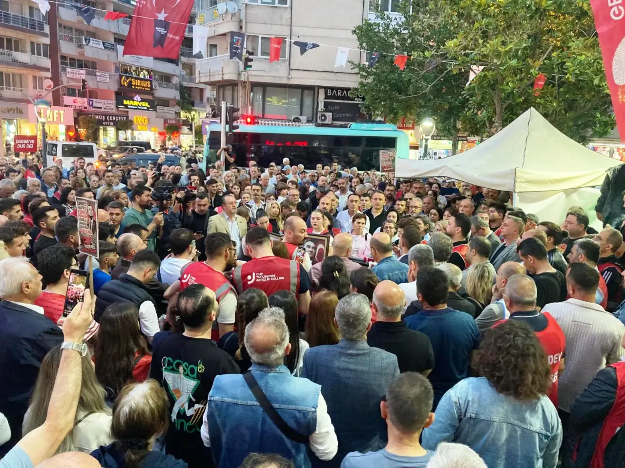 Manisa’da partililer tepki yürüyüşü ardından parti nöbetine başladı