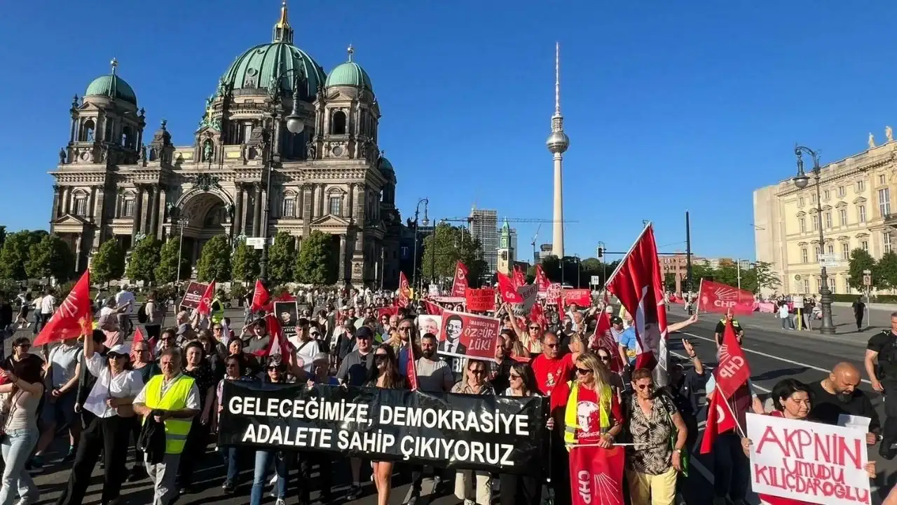Berlin'de "Mutlak butlana karşı demokrasi" yürüyüşü