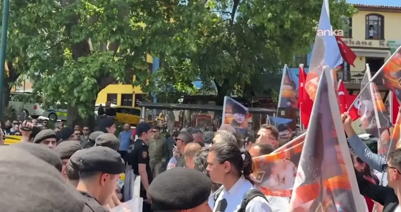 Bursa'da 19 Mayıs yürüyüşüne polis barikat kurdu, yürüyüş müzakereyle yapıldı