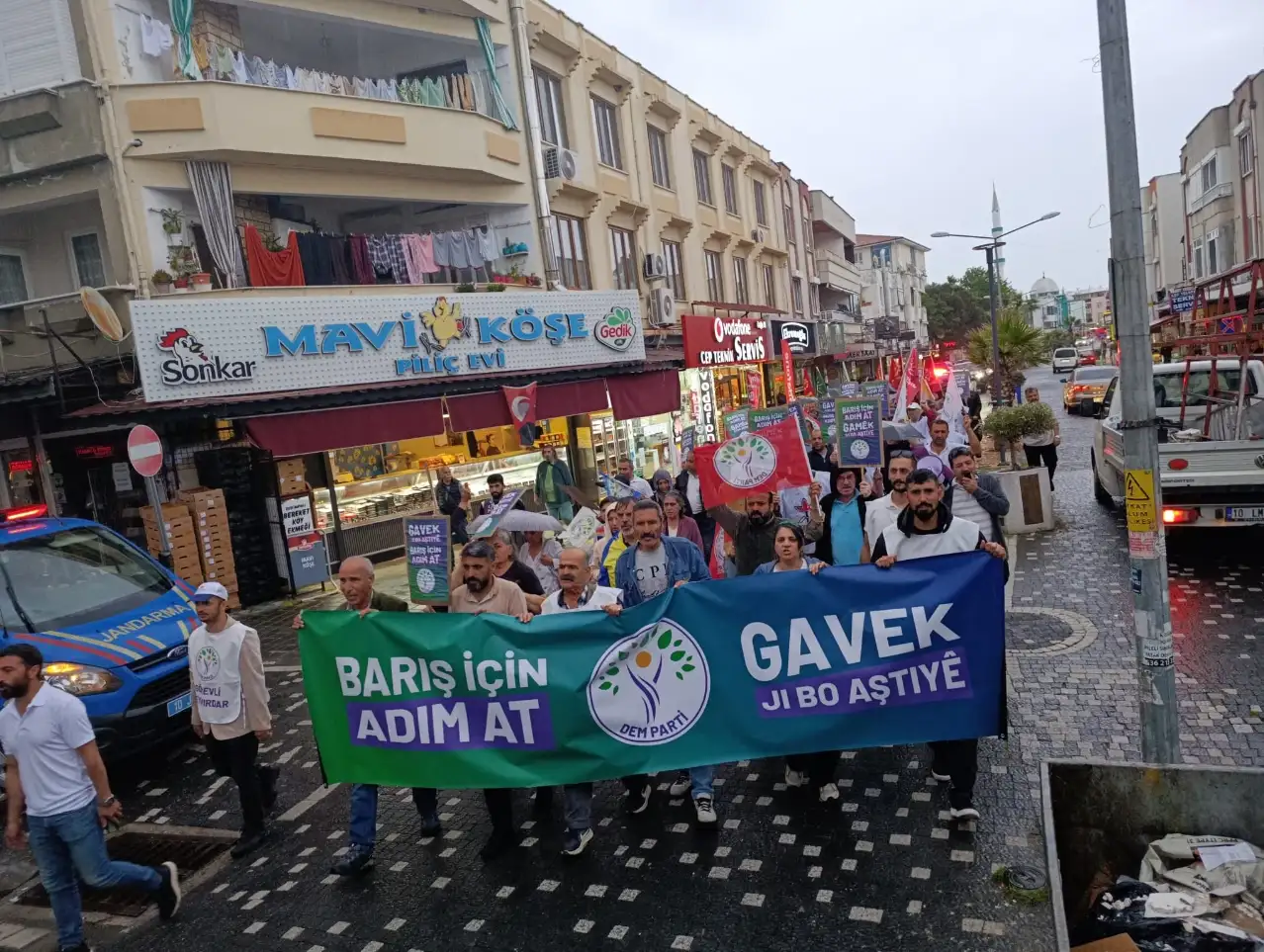 DEM Parti Edremit İlçe Örgütü barış yürüyüşü ve basın açıklaması düzenledi