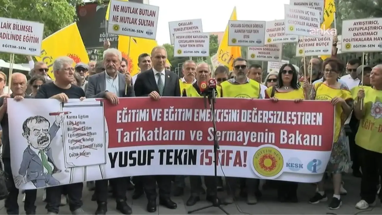 Eğitim-Sen MEB önünde Bakan Yusuf Tekin'i istifaya çağırdı