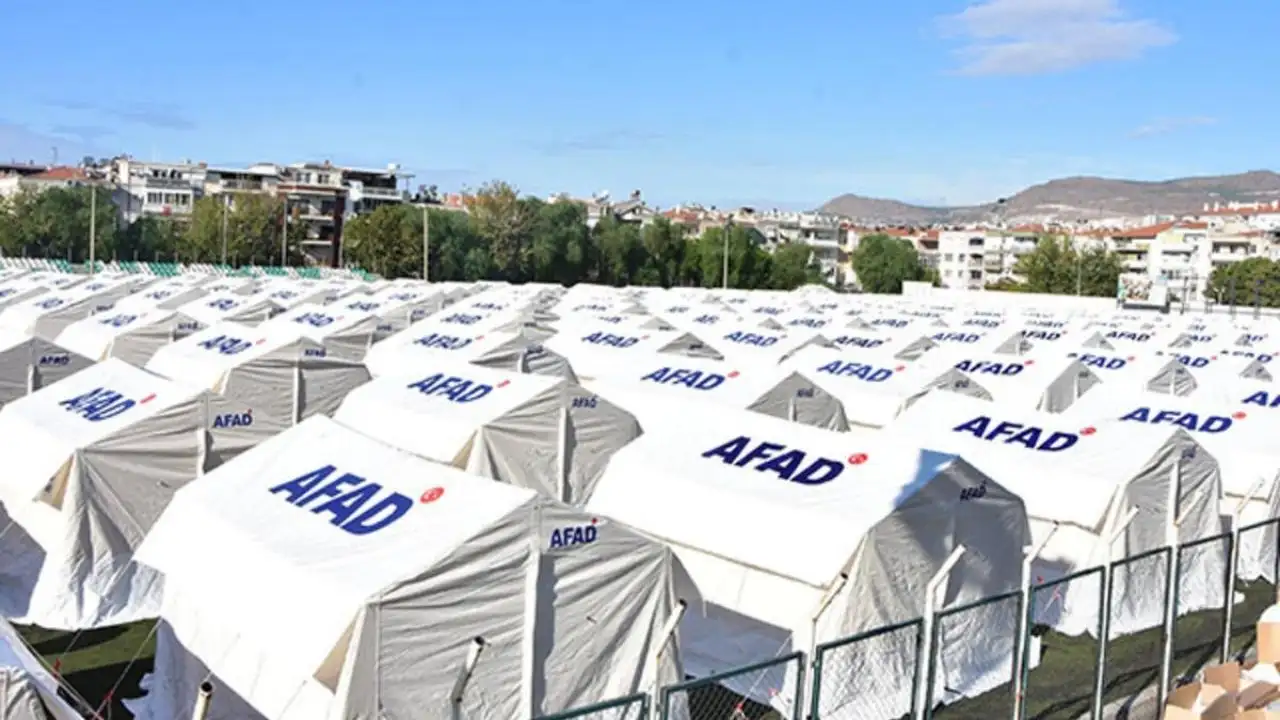 Alman basını: Türkiye'ye gönderilen çadırların üzerine AFAD logosu basıldı