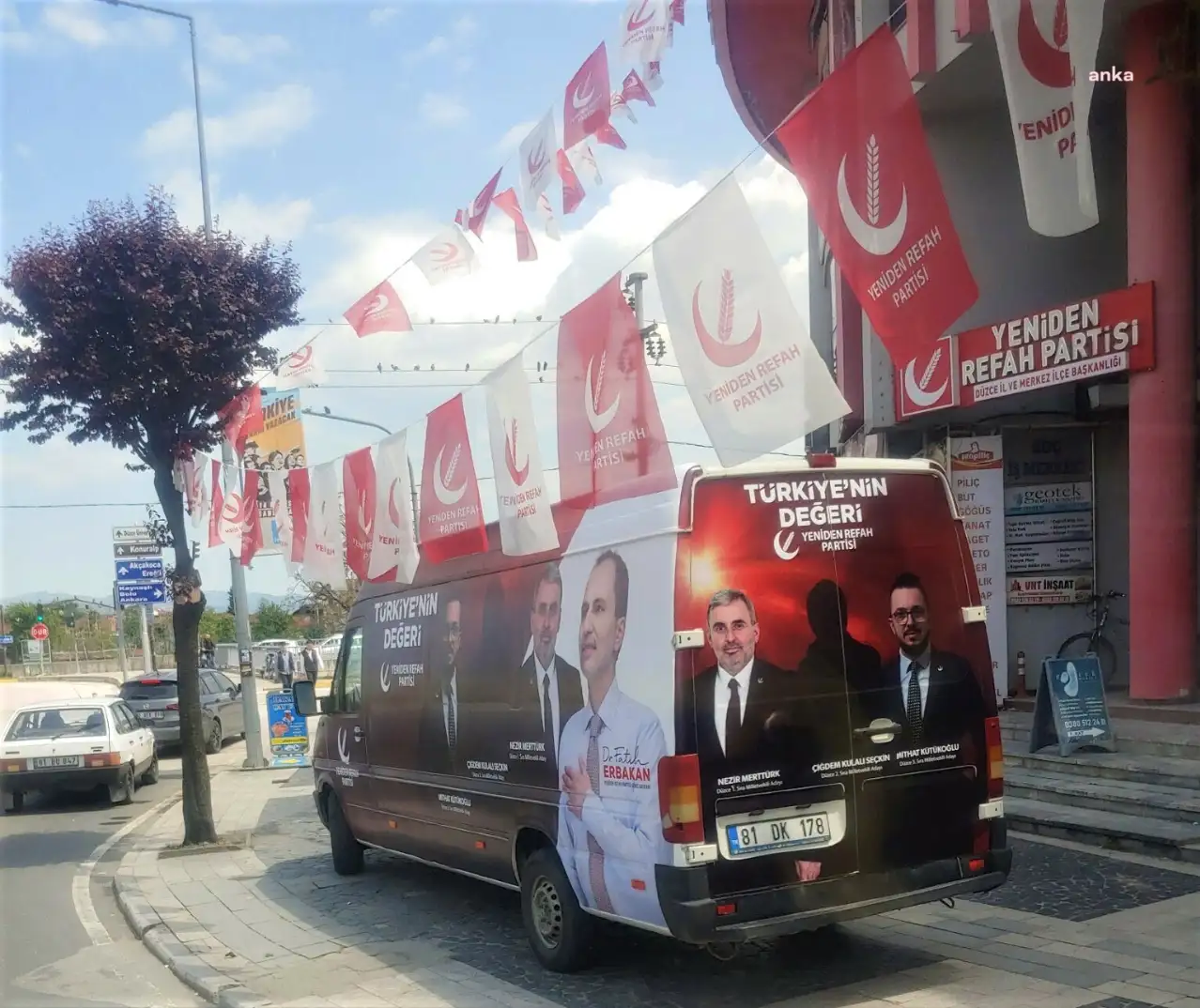 Yeniden Refah Partisi, seçim aracında kadın milletvekili adayının görselini kararttı