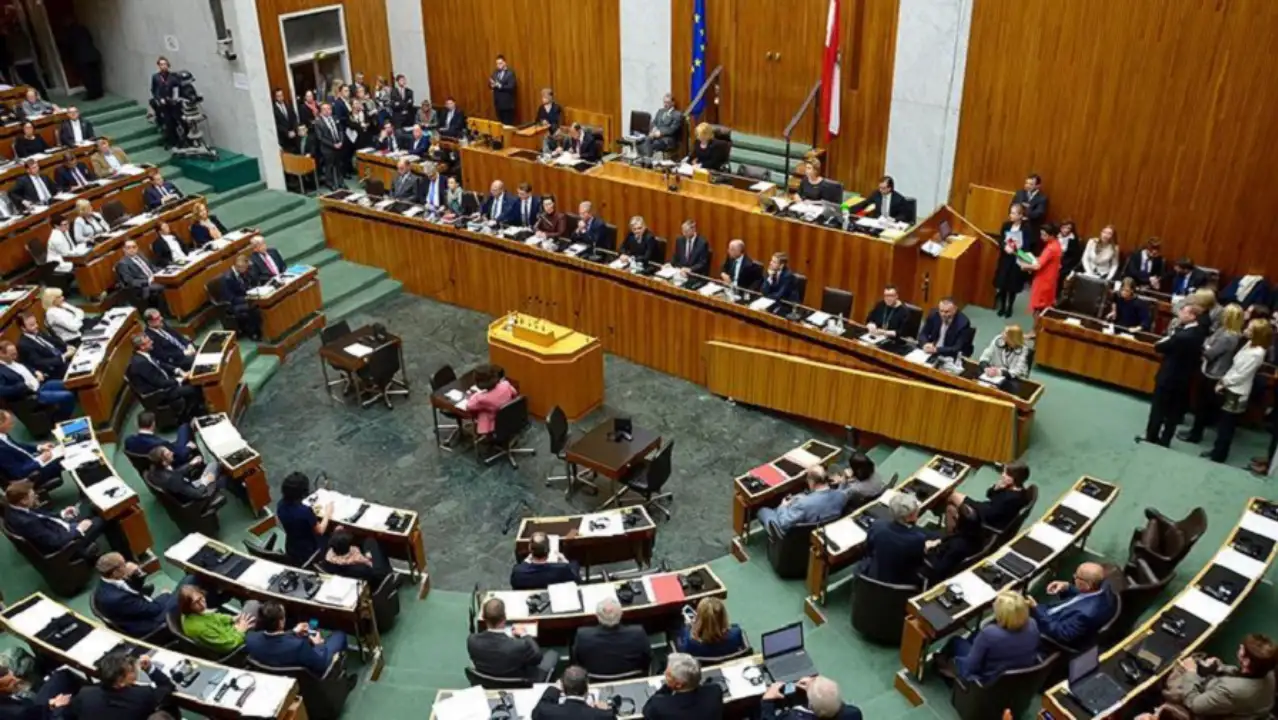 Avusturya’da aşırı sağcı FPÖ ilk defa bir seçimde birinci oldu