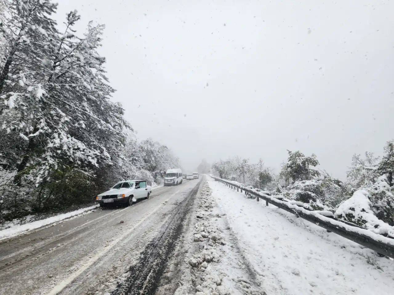 Kastamonu'da kar engeli: İl merkezi ve ilçelerde eğitime ara verildi