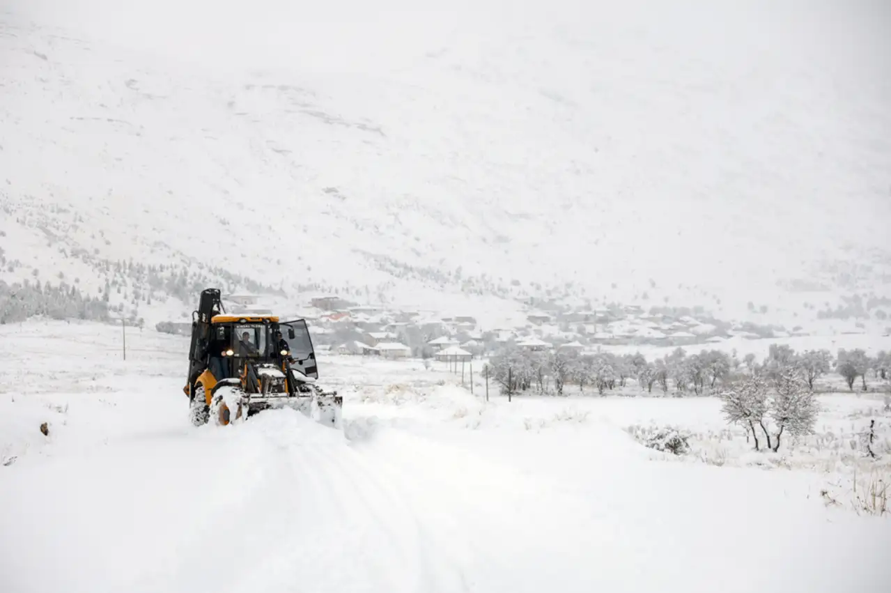 Hakkari'de olumsuz hava koşulları nedeniyle eğitime bir gün ara verildi