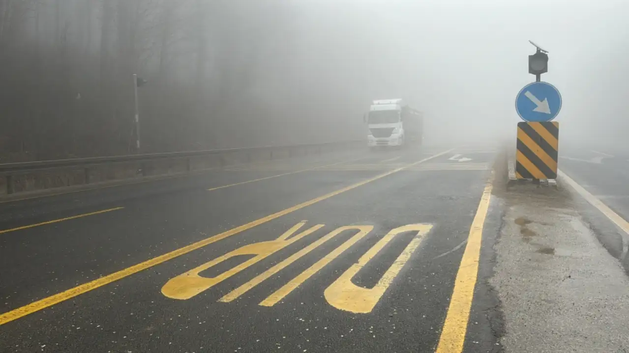Bolu Dağı'nda kar yağışı nedeniyle ağır tonajlı araçların geçişine izin verilmiyor