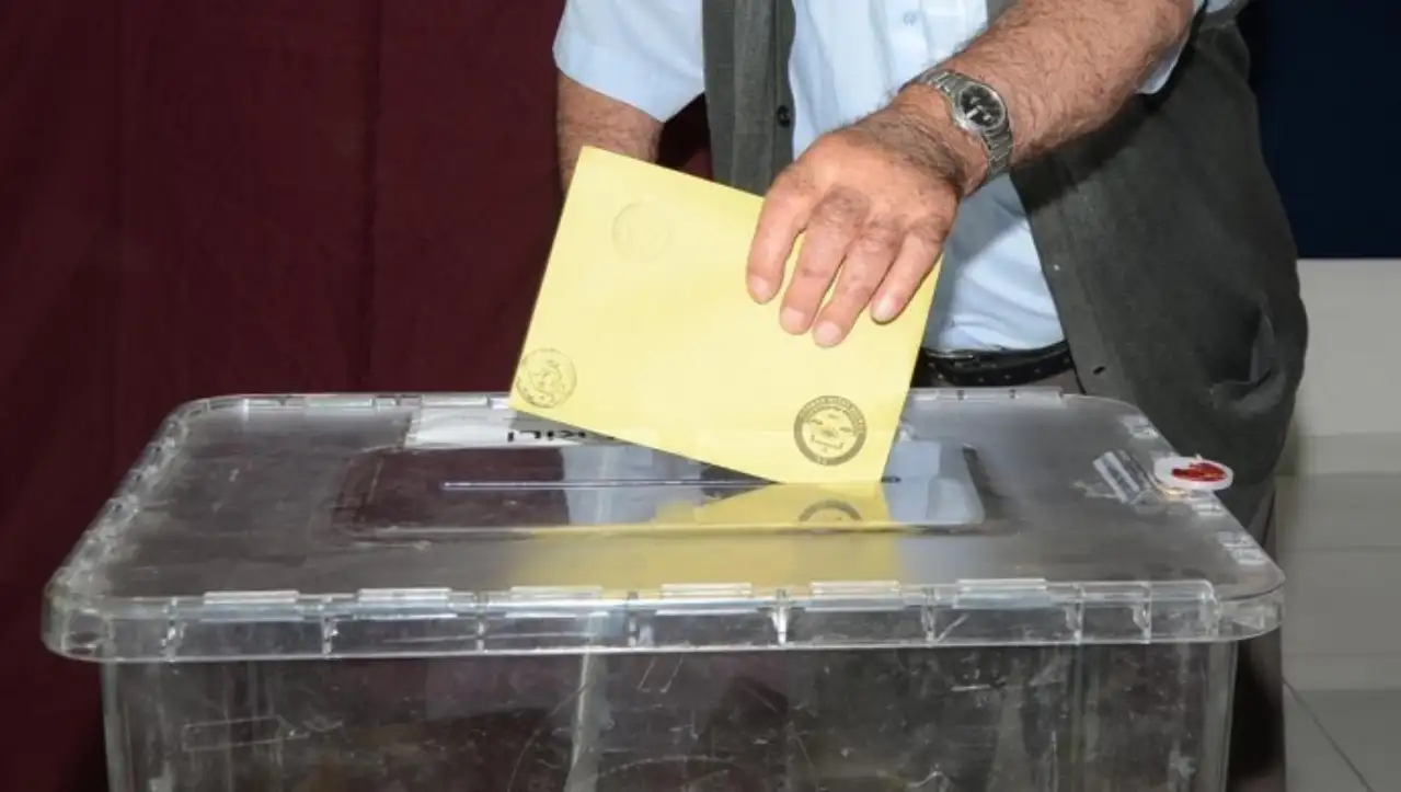 Zafer işareti ikonu nedeniyle seçim görevi iptal edildi