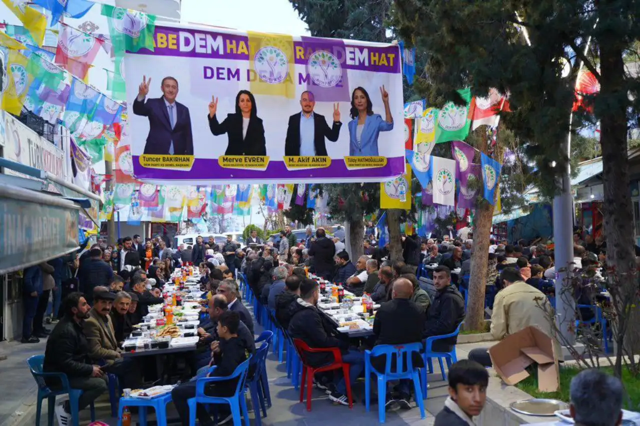 DEM Parti'li Akın: "Gönül soframız herkese açık"
