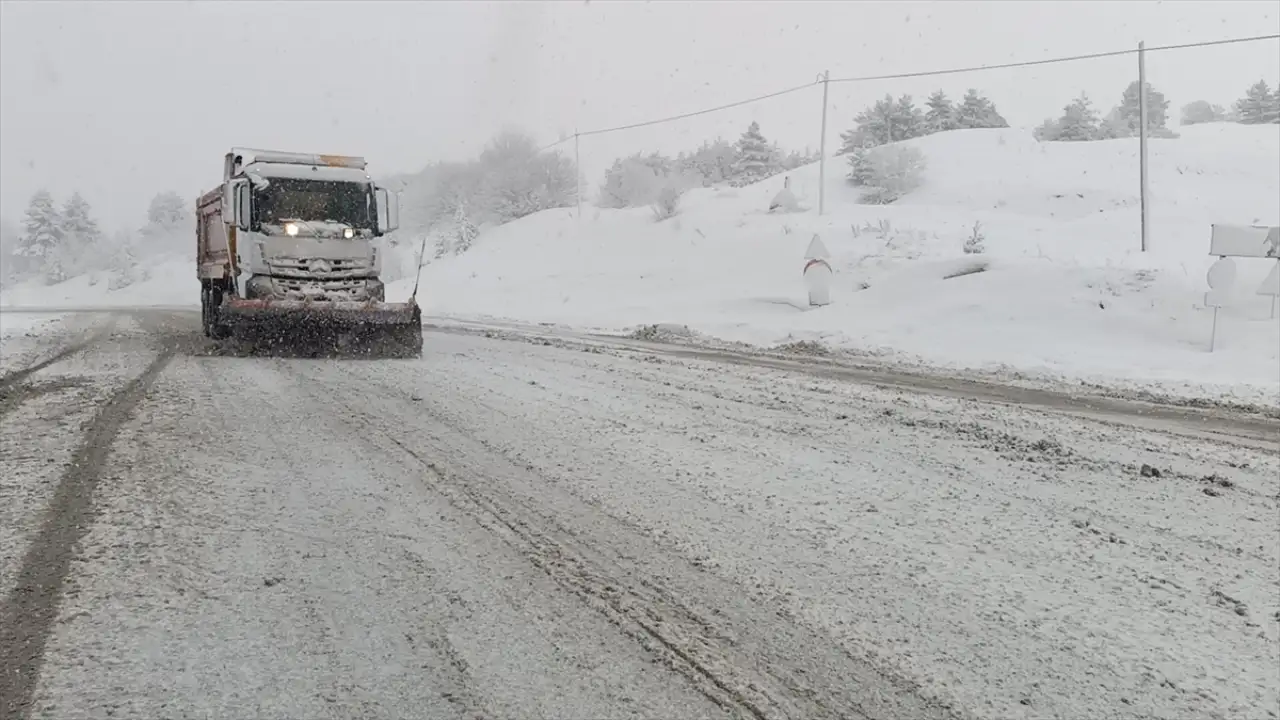 Sivas'ta kar ve tipi nedeniyle 646 köy yolu ulaşıma kapandı