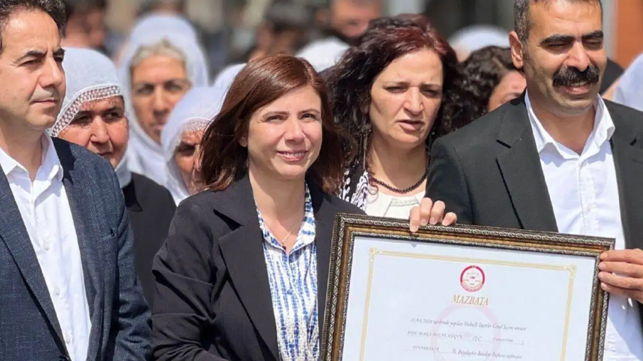 Diyarbakır Belediye Eş Başkanları mazbatayı aldı
