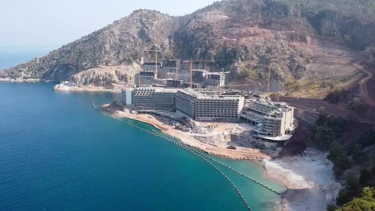 Marmaris'teki Sinpaş projesinde iş makineleriyle deniz tabanına müdahale edildiği iddiası