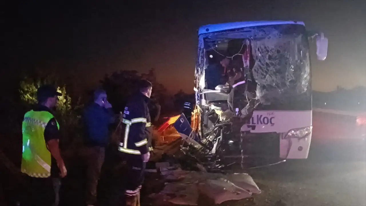 Afyonkarahisar'da yolcu otobüsüyle kamyonun çarpıştığı kazada 1 kişi öldü, 9 kişi yaralandı