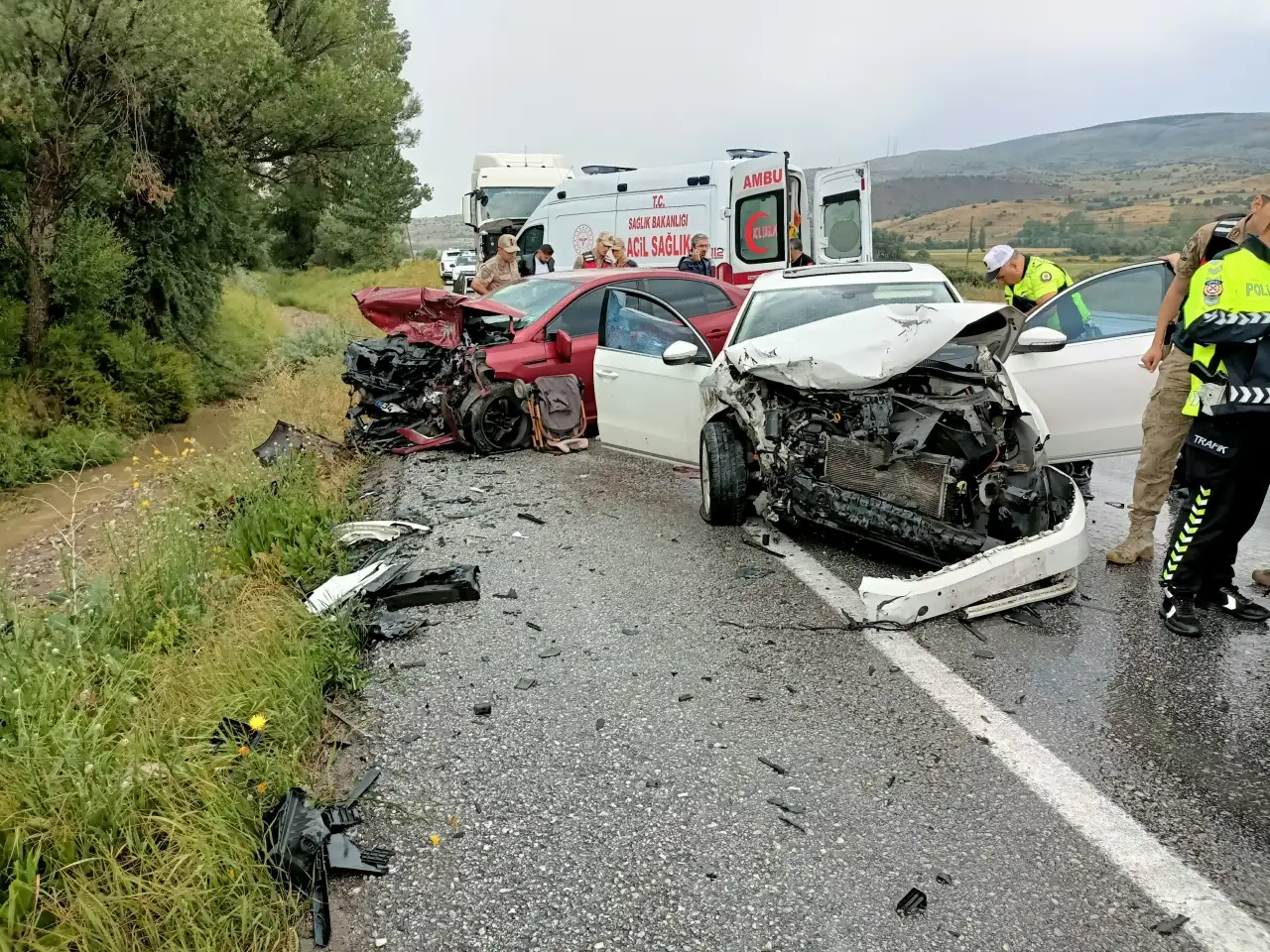Erzincan’da iki otomobil çarpıştı: 8 yaralı