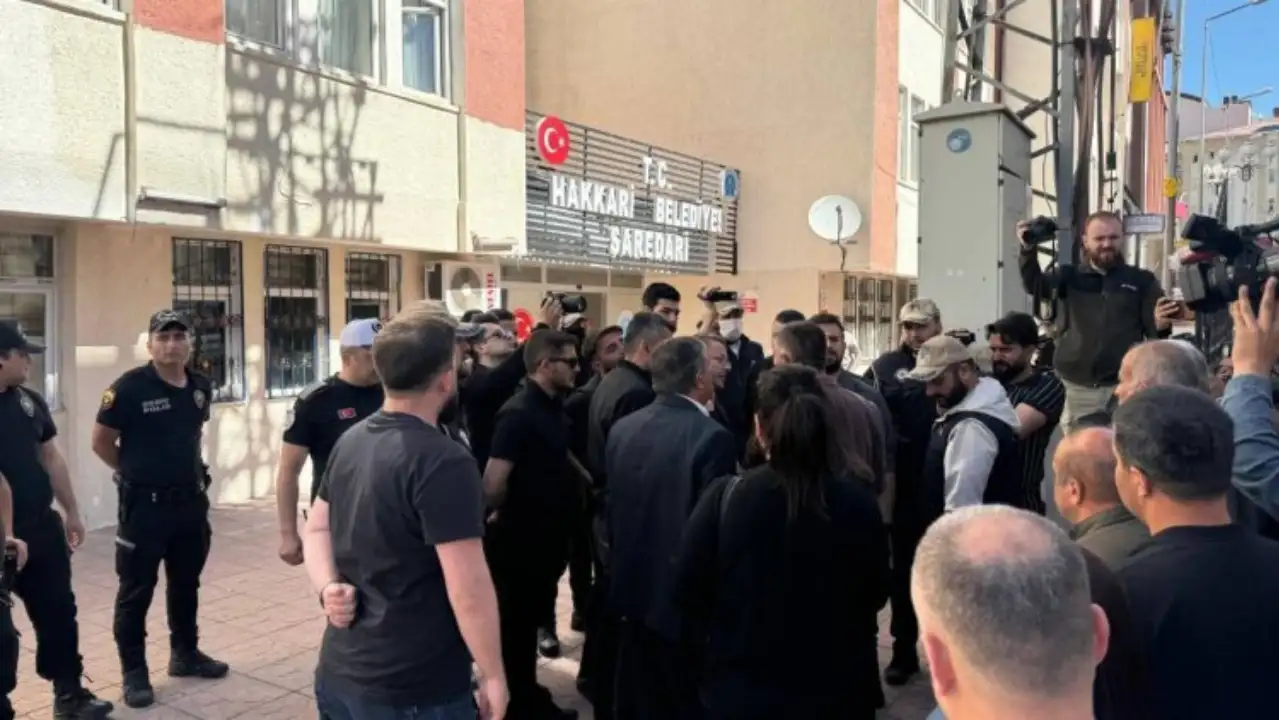 Kayyım atanan Hakkari Belediyesi'nde meclis üyelerinin belediyeye girişi engellendi