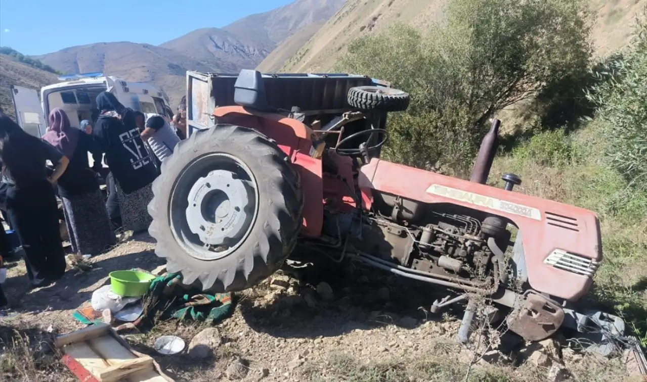 Erzurum'da traktör devrildi: 11 yaralı