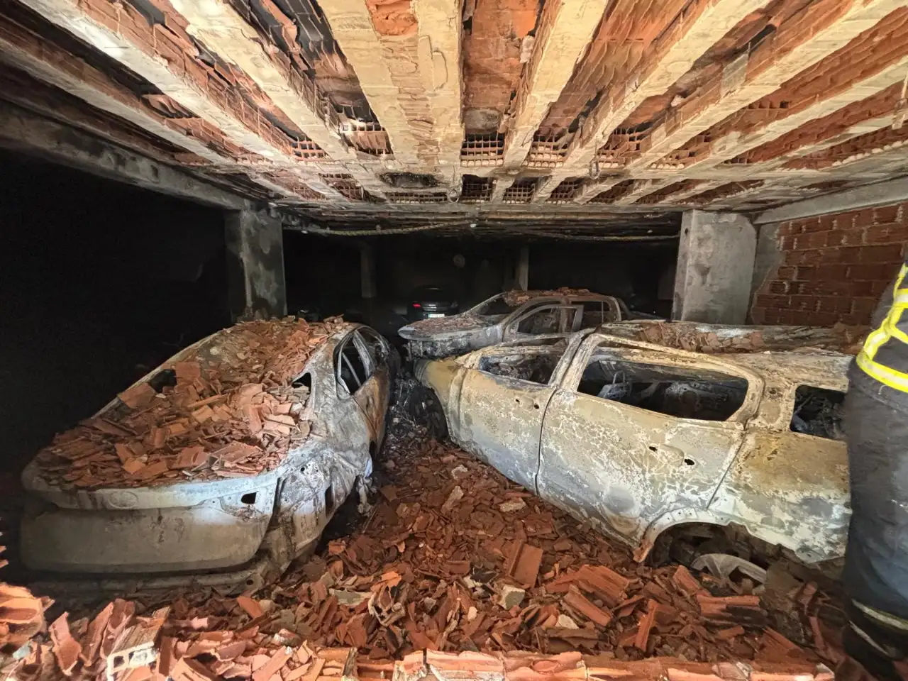 Kırklareli'nde site otoparkında çıkan yangında 1 kişi hayatını kaybetti
