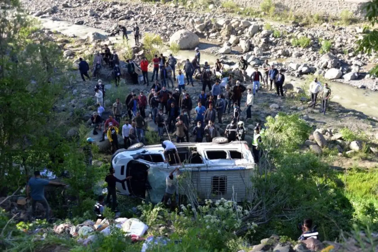 Bingöl'de yolcu minibüsü devrildi: 13 yaralı