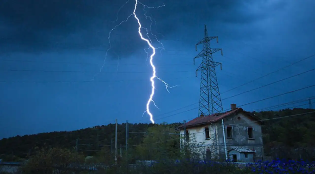 Bitlis'te elektrik trafosuna yıldırım isabet etmesi sonucu 5 kişi yaralandı