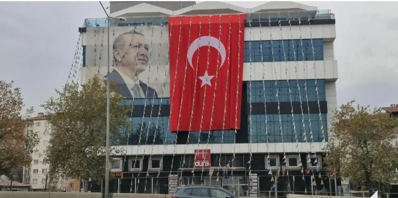 Karaca’dan Denizli AKP il binasına Atatürk posteri asılmamasına tepki: Utanın
