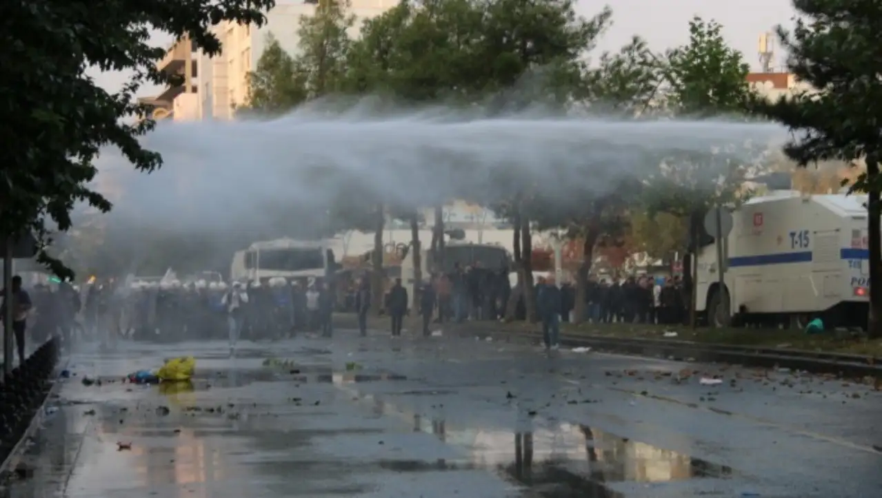Kayyıma 'belediyeyi boşalt' diye seslenen genç tutuklandı