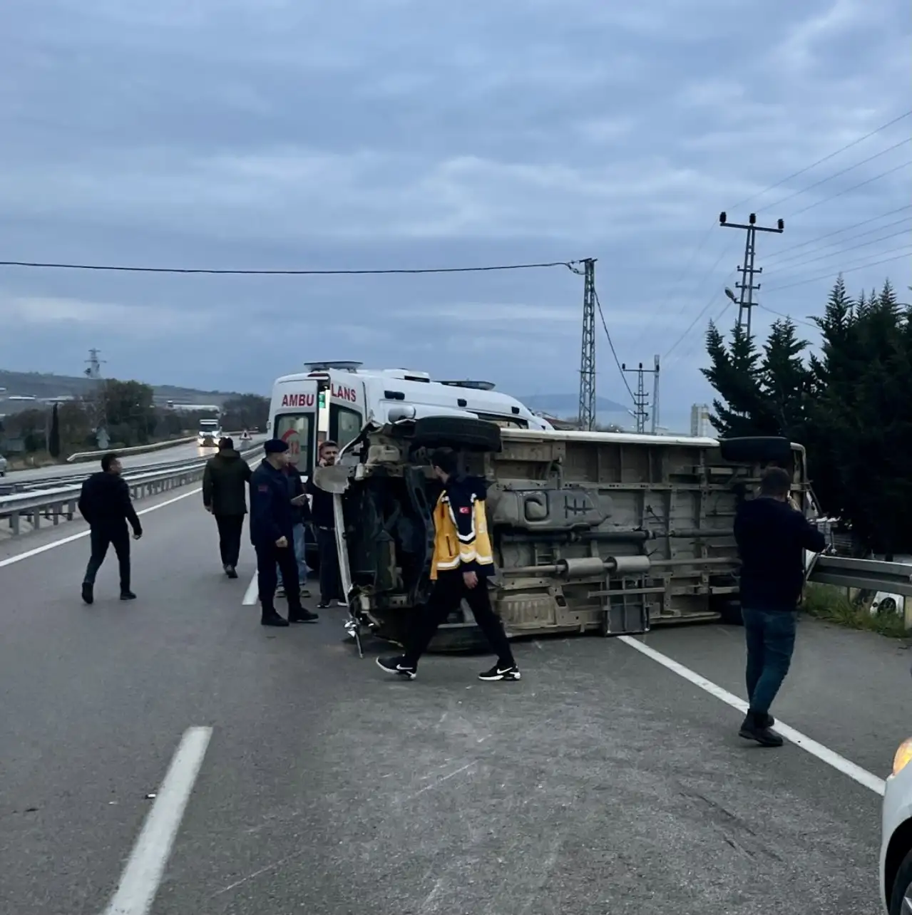 Sinop'ta servis minibüsünün devrildiği kazada 15 kişi yaralandı
