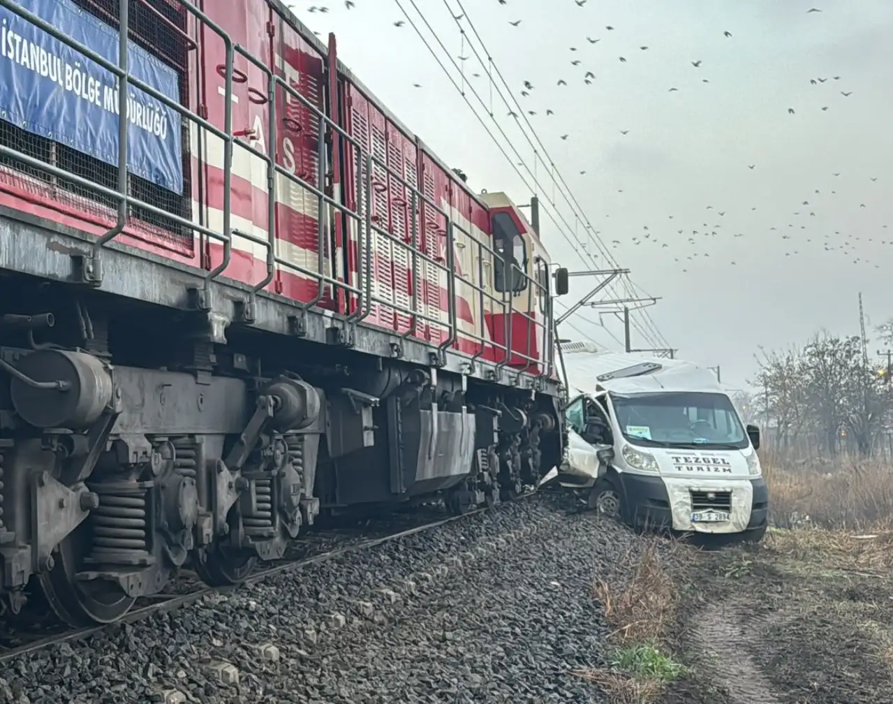 Kırklareli'nde hemzemin geçitte trenin çarptığı servis minibüsündeki 2 kişi yaralandı