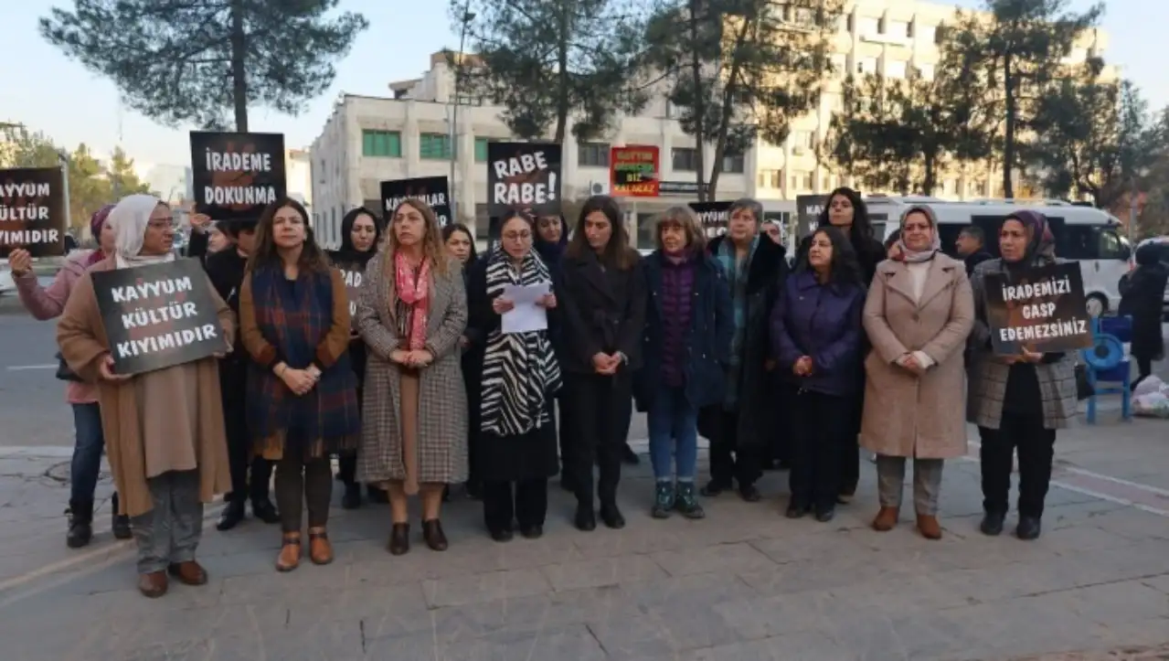 Kayyım atanan Batman Belediyesi önünde seslenen kadınlar: Gaspçılar kaybedecek