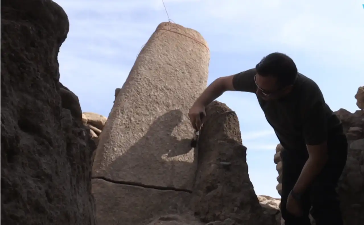 Mardin'de Boncuklu Tarla'da 12 bin yıllık 2 metre boyunda işlenmiş taş blok bulundu