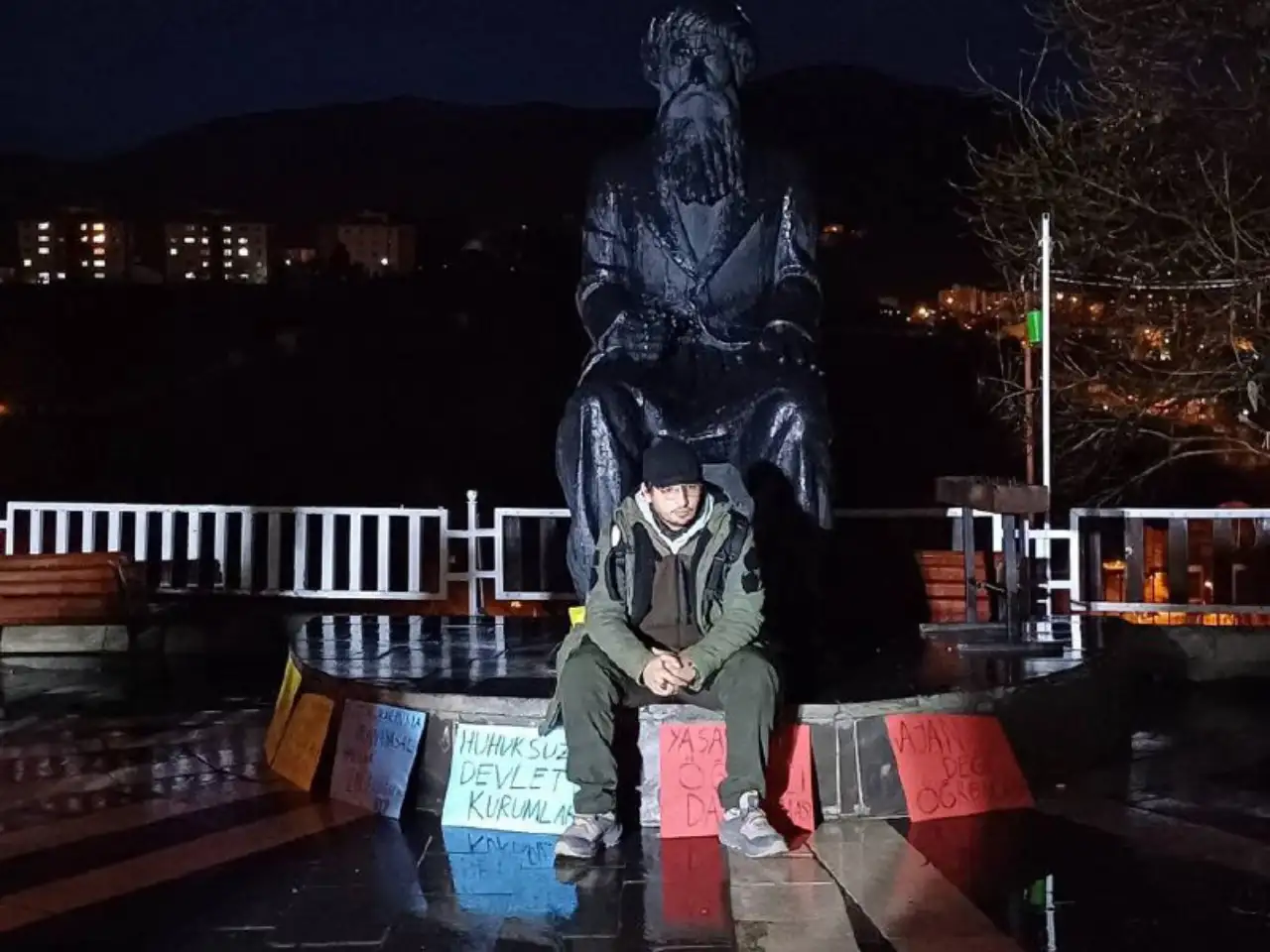 Muhbirlik teklifini kabul etmeyen öğrenci yurttan atıldı, açlık grevine başladı