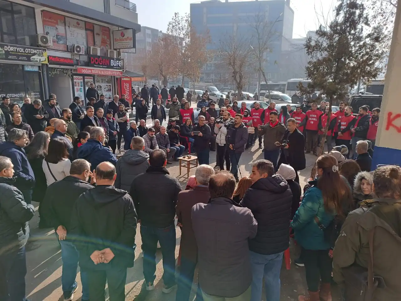 Kayyım tarafından işten çıkarılan Batman Belediyesi işçileri, 11 gündür oturma eylemi yapıyor