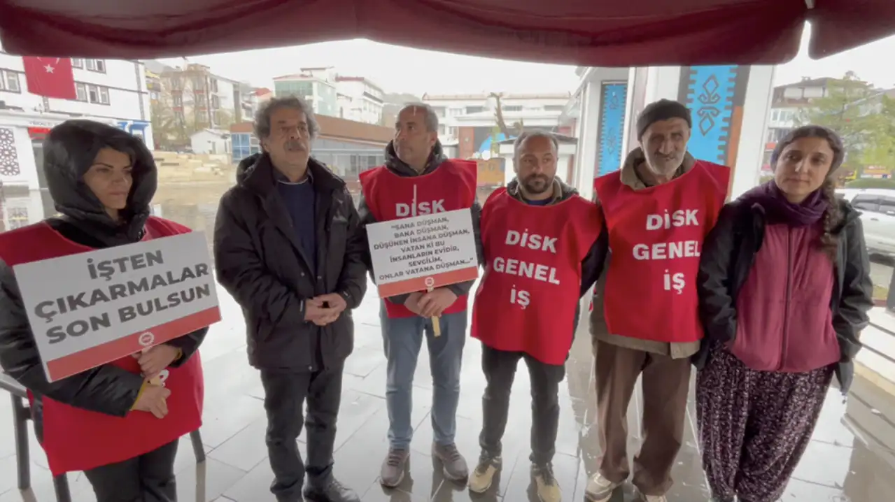 Sanatçı Metin Kahraman’dan direnişteki işçilere ziyaret: Anadilde bir tiyatro bile bize fazla görüldü!