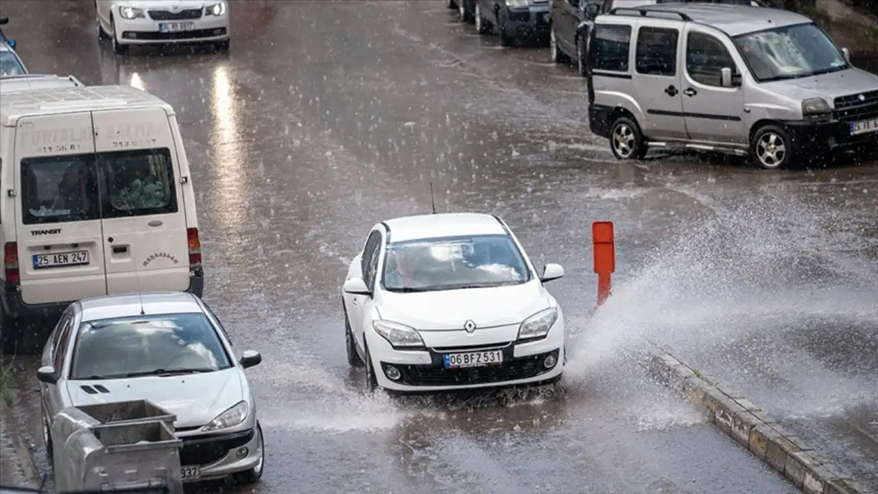 Erzurum'da sağanak hayatı olumsuz etkiledi