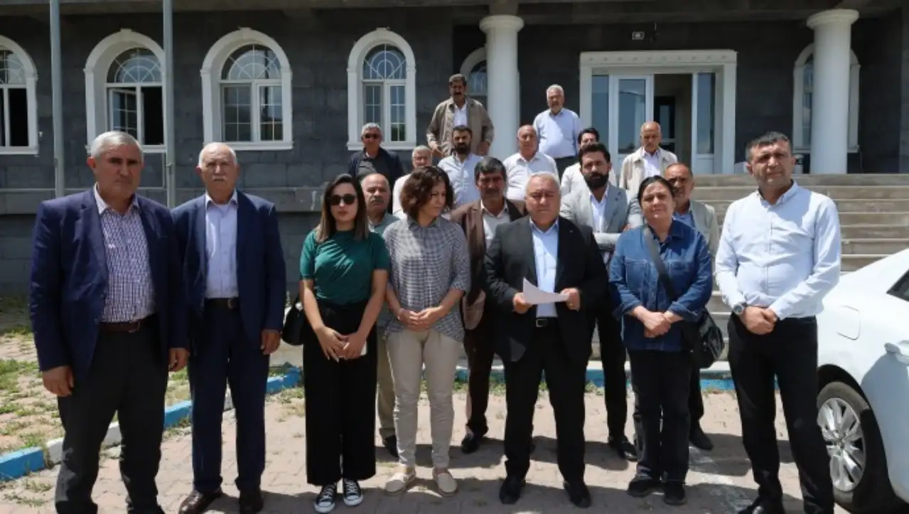 Ağrı İl Genel Meclis üyeleri, İl Özel İdaresi binası önündeki açıklama yaptı: Usulsüzlüklere ortak olmayacağız