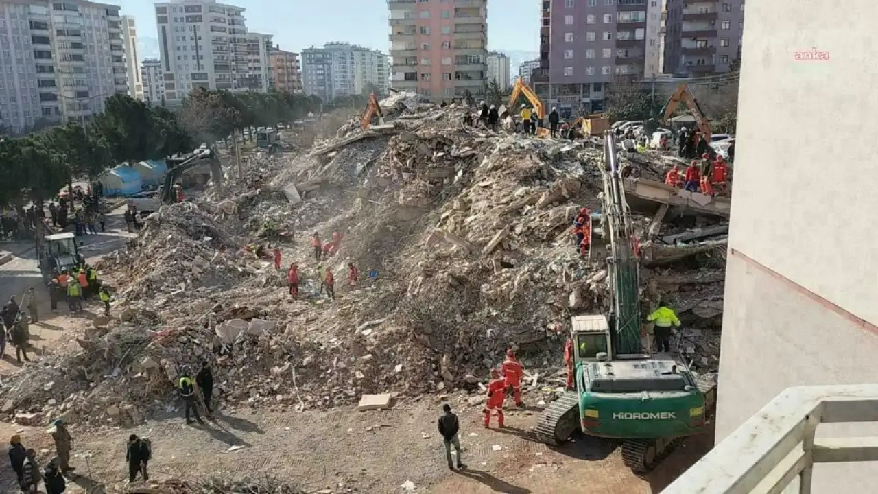 Hatay Kasaplar Apartmanı davası: 23 ölüme rağmen tutuklu sanık yok; aileler 3 yıldır adalet bekliyor