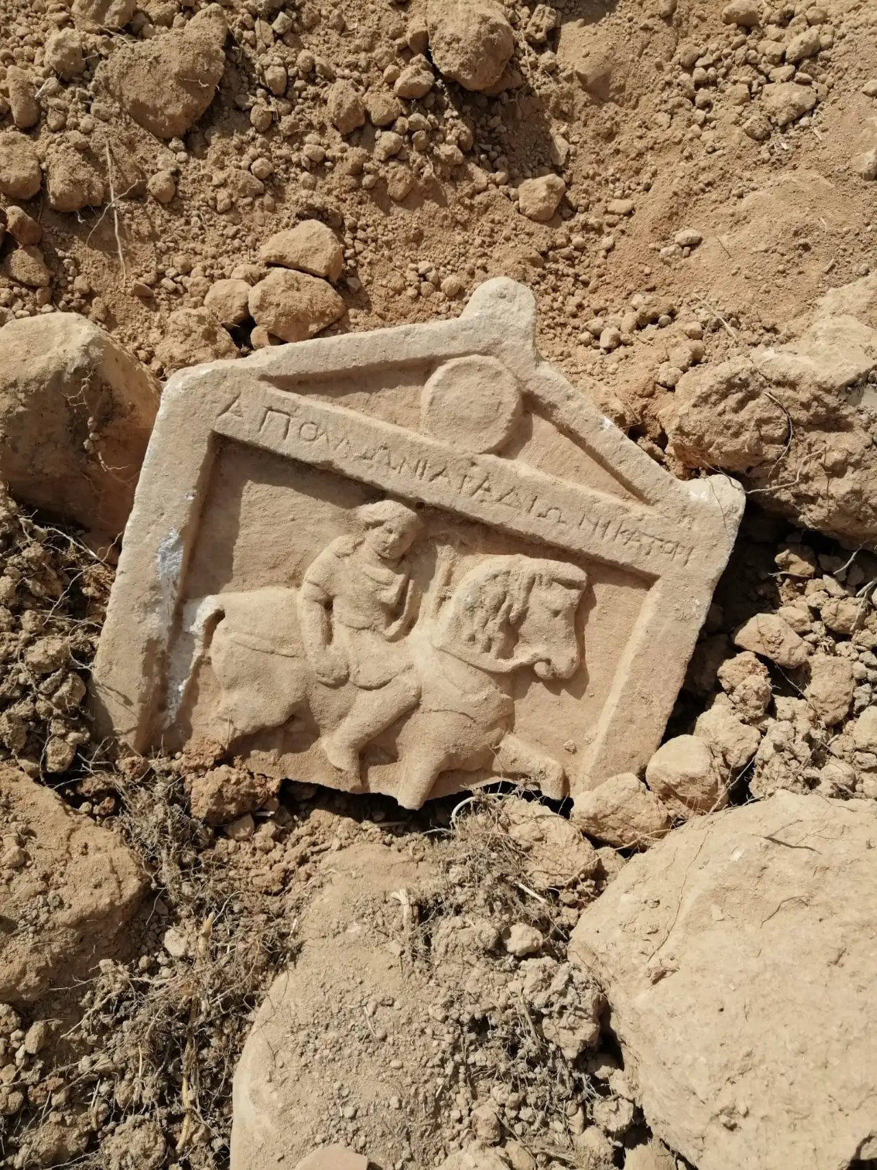 Denizli'de peyzaj düzenlemesinde Roma dönemine ait mezar taşı bulundu