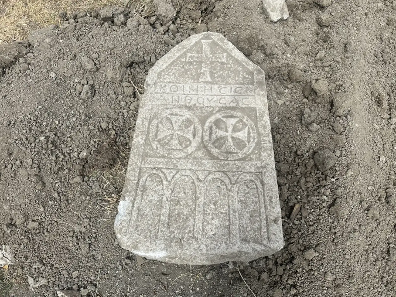 Çorum'da kanal kazısında tarihi mezar taşı bulundu