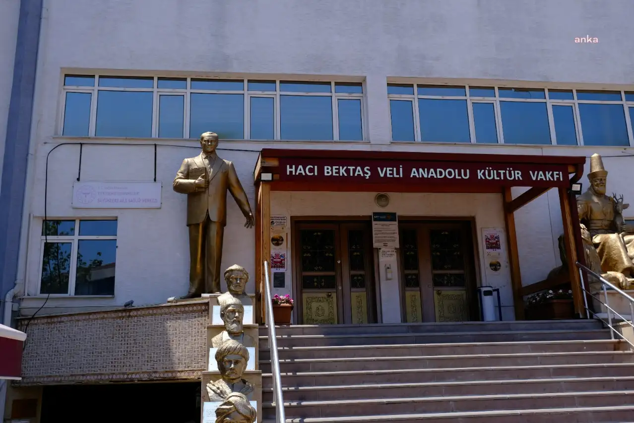 Eskişehir'de cemevinin çatısına kurulan baz istasyonu, tepkiler sonucunda kaldırıldı