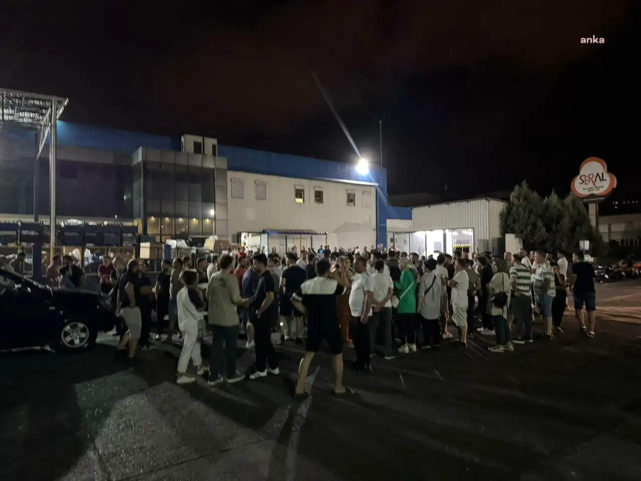 SAMPA Otomotiv işçileri, maaşlarını alamadıklarını öne sürerek iş bıraktılar