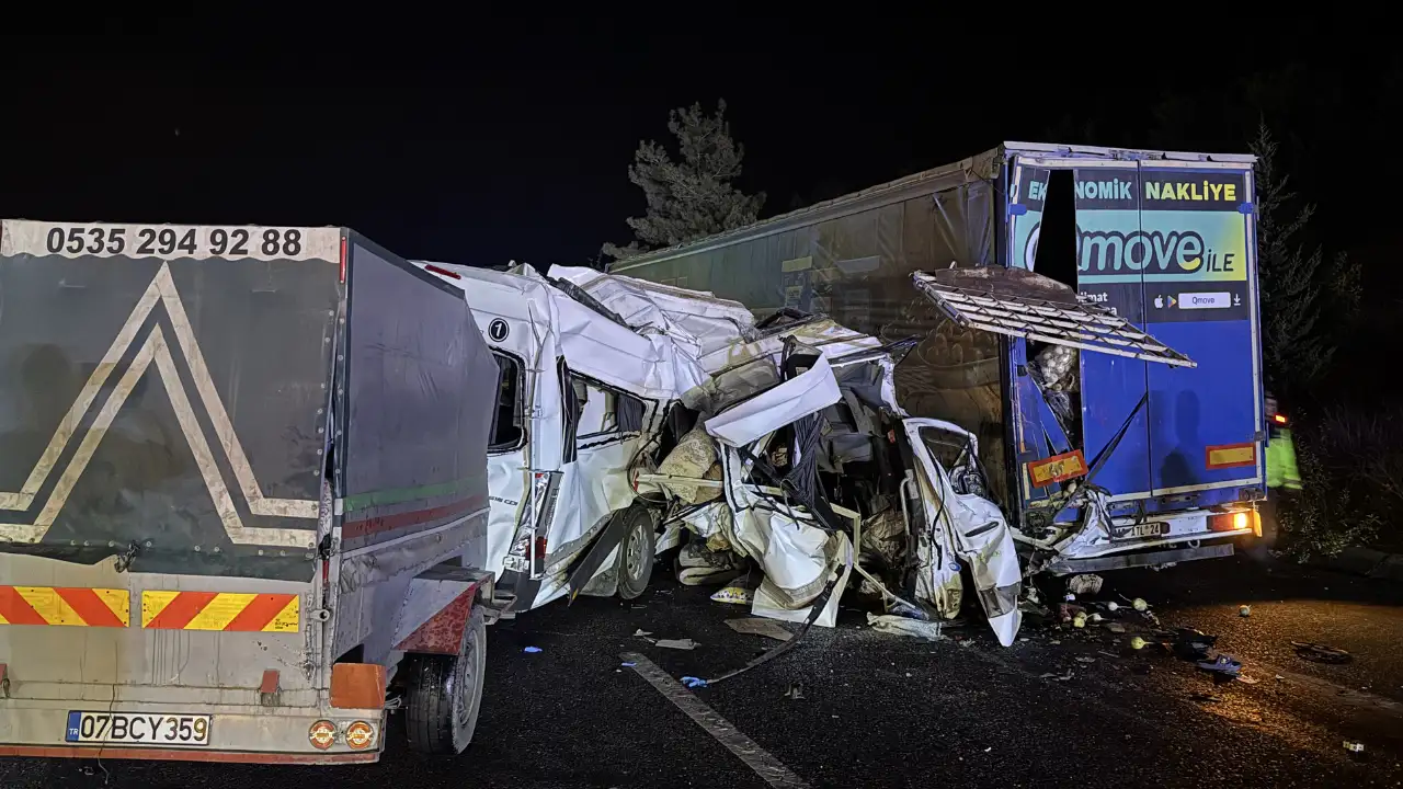 Mersin'de tarım işçilerini taşıyan minibüsün tıra çarptı: 3 ölü 16 yaralı