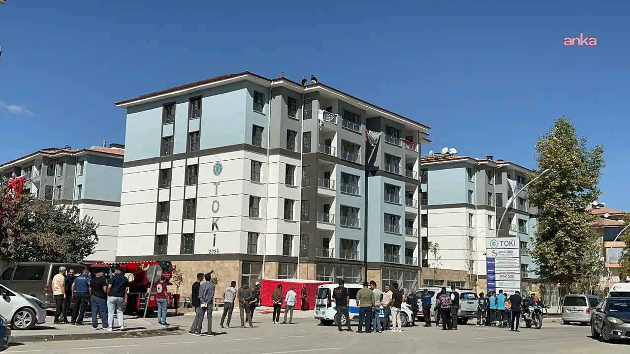 Malatya'da TOKİ işçisi alacağı için çatıya çıktı