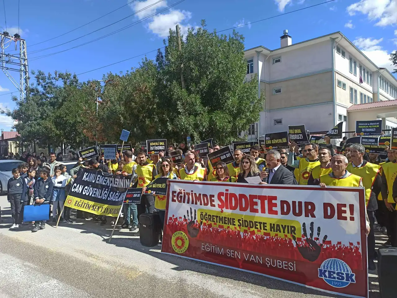 Van'da öğretmenlere saldırıya protesto: Okullar sahipsiz bırakılmamalı