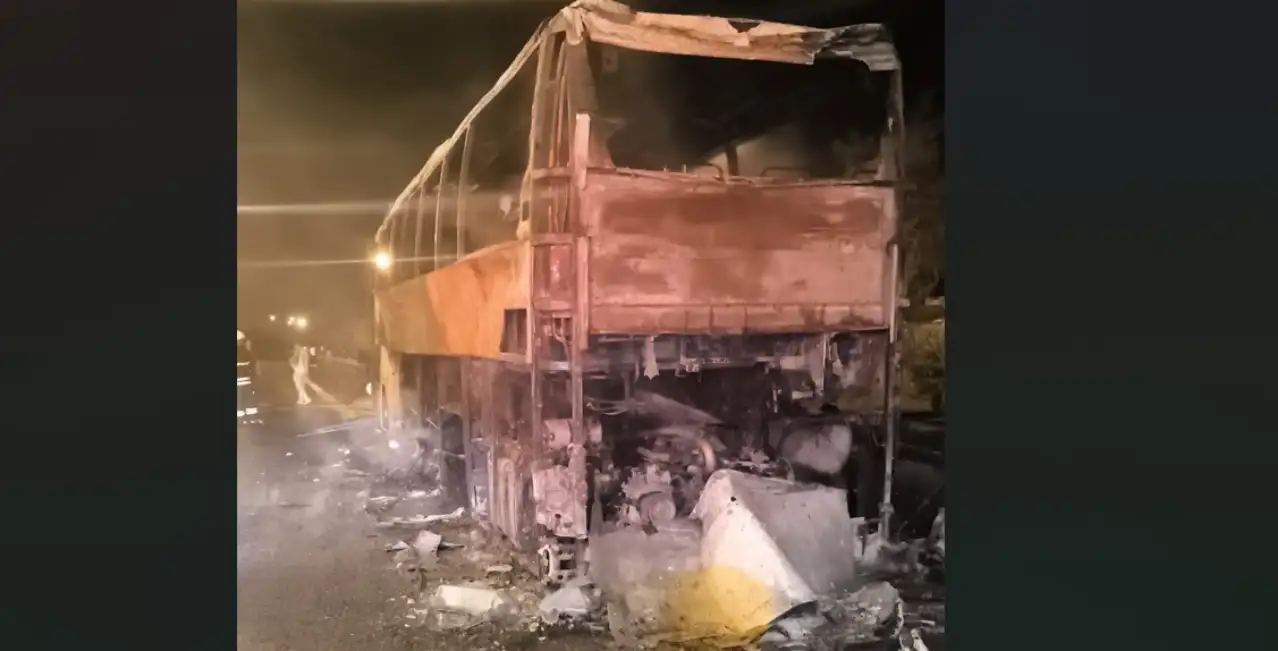 Adana'da seyir halindeki yolcu otobüsü yandı
