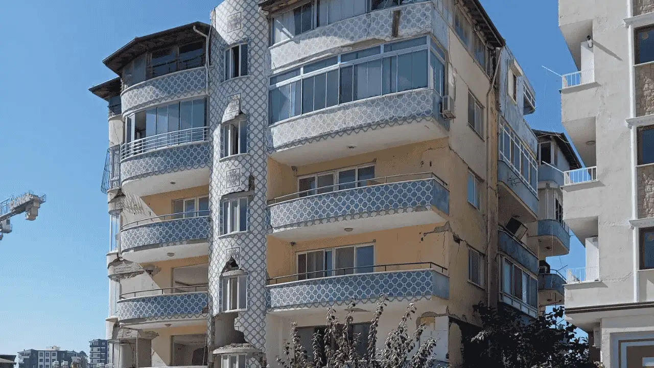 Mahkeme kararına rağmen "ağır hasarlı" tebligatı gönderilen depremzede: Bir bina için kaç defa dava açmamız gerekiyor?