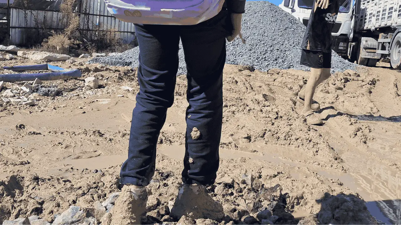 Hatay'da okul yolları bataklık: Öğrenciler dize kadar çamura batıp şantiyeden geçerek derse gidiyor