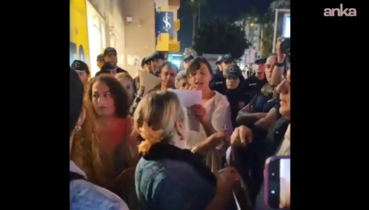 Mersin Kadın Platformu'ndan "11. Yargı Paketi" protestosu: Polis açılan flamaya engel olmaya çalıştı