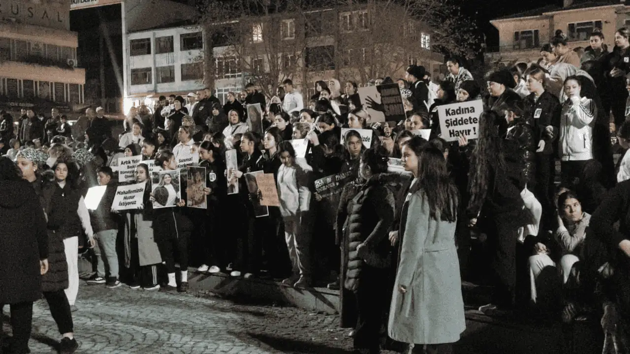 Rümeysa'nın öldürülmesi protesto edildi: Eylemde taşıdığı "Kadına ve Şiddete Hayır" pankartı kardeşi taşıdı